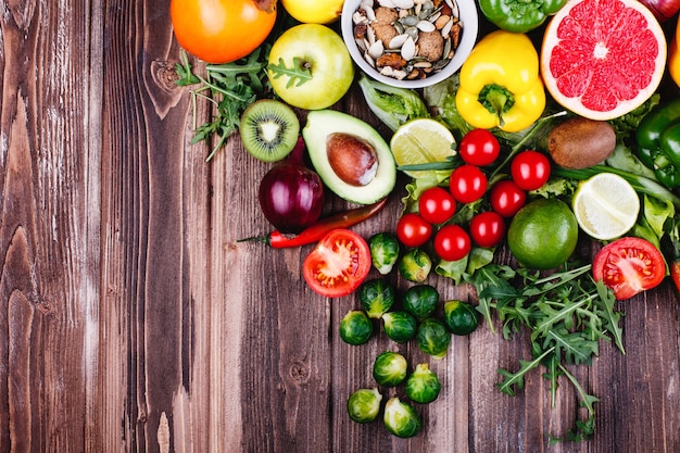 Cibo fresco e sano Avocabo, cavoletti di Bruxelles, cetrioli, peperoni rossi, gialli e verdi