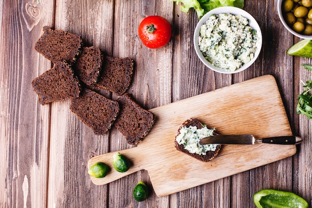 Cibo fresco e sano Colazione, spuntino o idee per il pranzo. Pane con formaggio