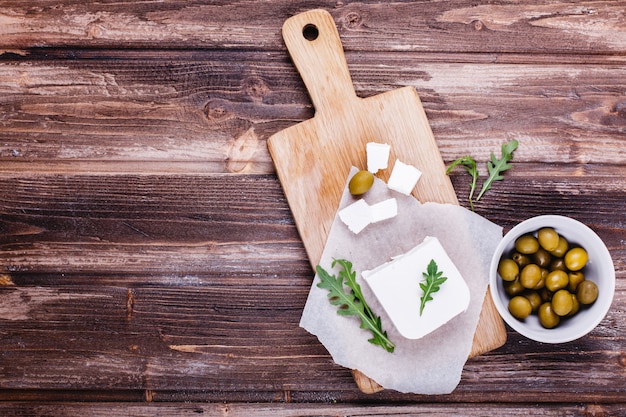 Cibo fresco e sano Deliziosa cena italiana Formaggio fresco servito sul bordo di legno