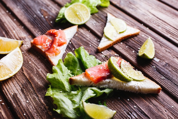 Cibo fresco e sano Idee per la colazione o il pranzo Pane con formaggio, avocado e salmone