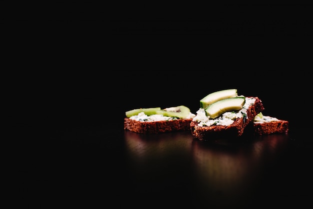 Cibo fresco e sano Spuntini o idee per il pranzo. Pane fatto in casa con formaggio, avocado