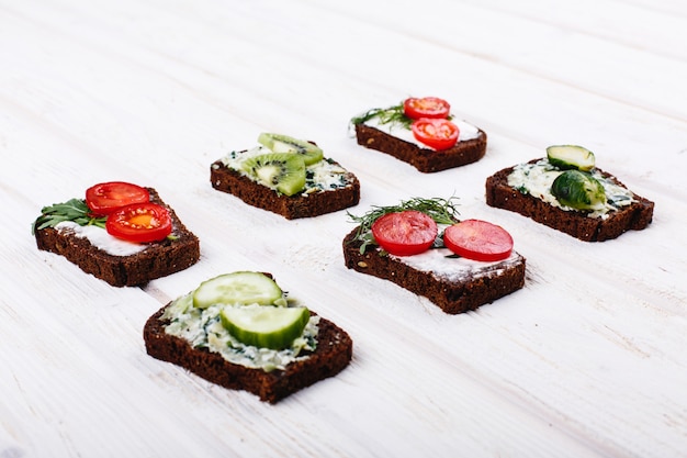 Cibo fresco e sano Spuntini o idee per il pranzo. Pane fatto in casa con formaggio, avocado