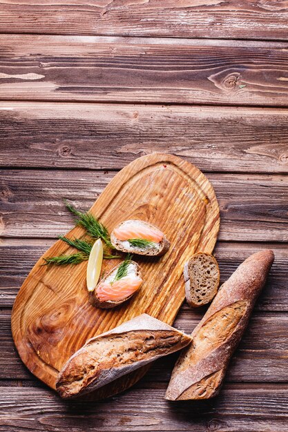 Cibo fresco e sano Spuntini o idee per il pranzo. Pane fatto in casa con limone e salmone