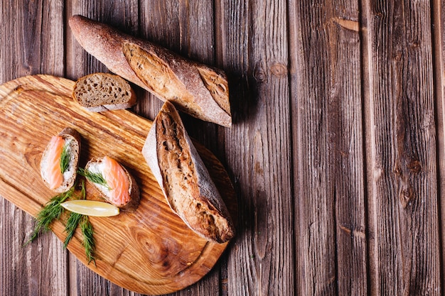 Cibo fresco e sano Spuntini o idee per il pranzo. Pane fatto in casa con limone e salmone