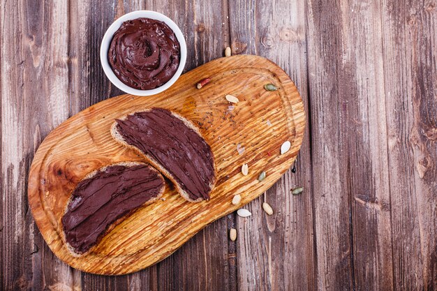 Cibo fresco, gustoso e sano Idee per il pranzo o la colazione Pane con burro al cioccolato