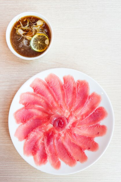 cibo per pesci rossi sashimi di tonno