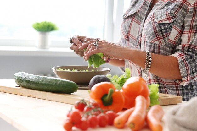 Cibo. Ragazza in cucina