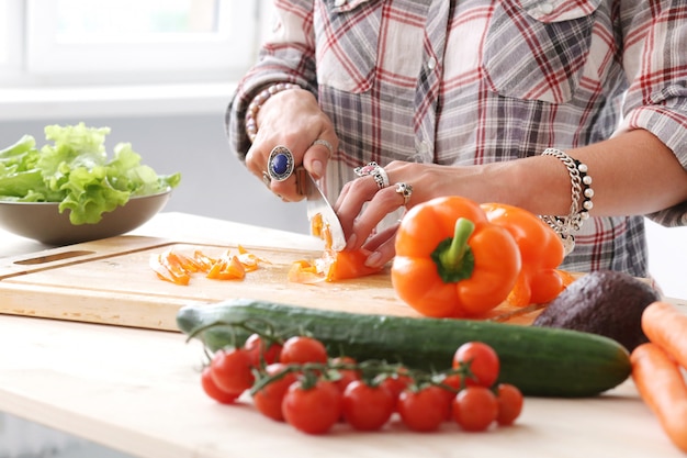 Cibo. Ragazza in cucina