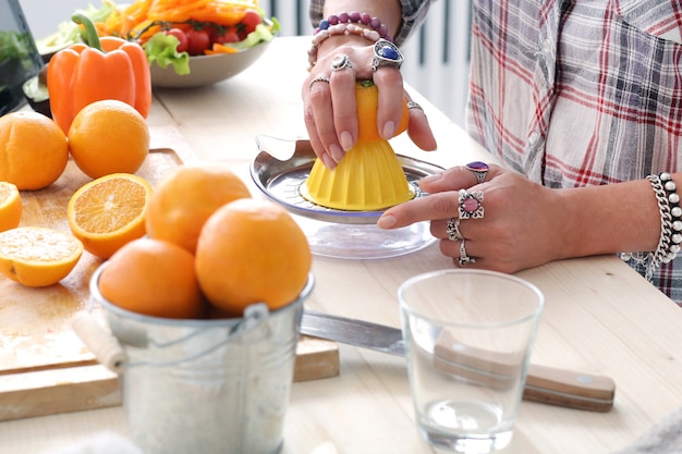 Cibo. Ragazza in cucina