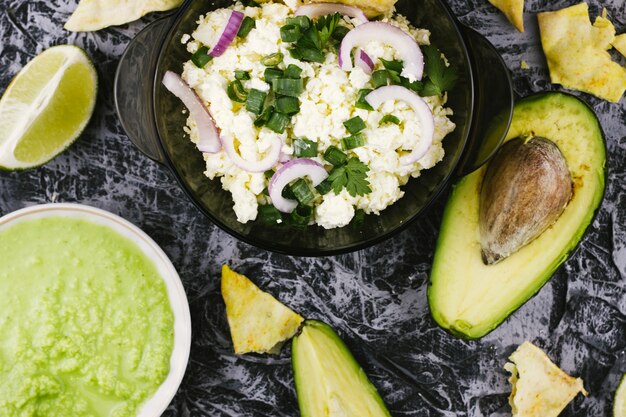 Cibo sano con avocado e guacamole