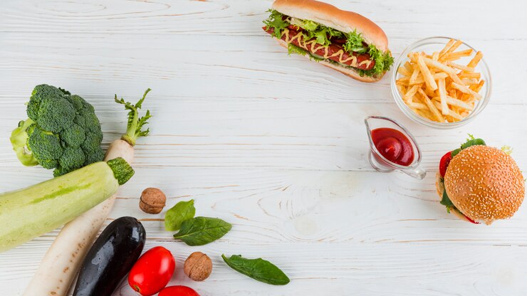 Foto gratuito cibo sano e malsano