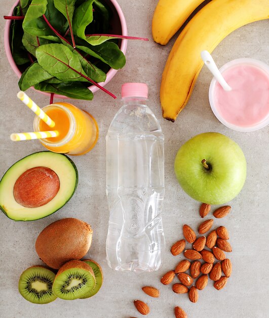 Cibo sano, frutta e bottiglia d'acqua