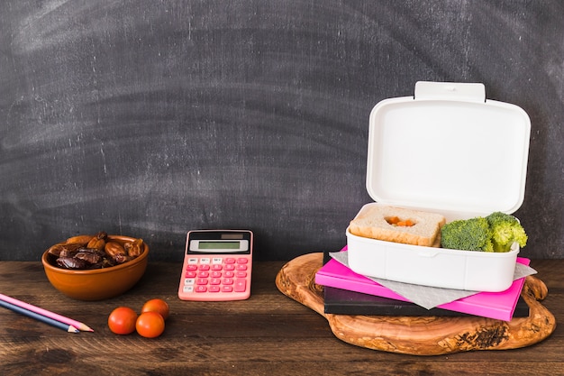 Cibo sano vicino a materiale scolastico