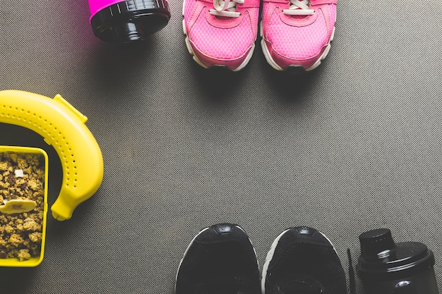 Cibo sano vicino a scarpe da ginnastica e bottiglie