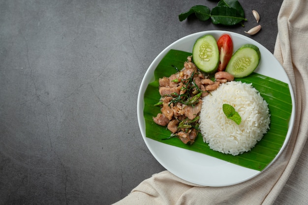 Cibo tailandese; Il maiale saltato in padella con foglie di lime kaffir serve con riso