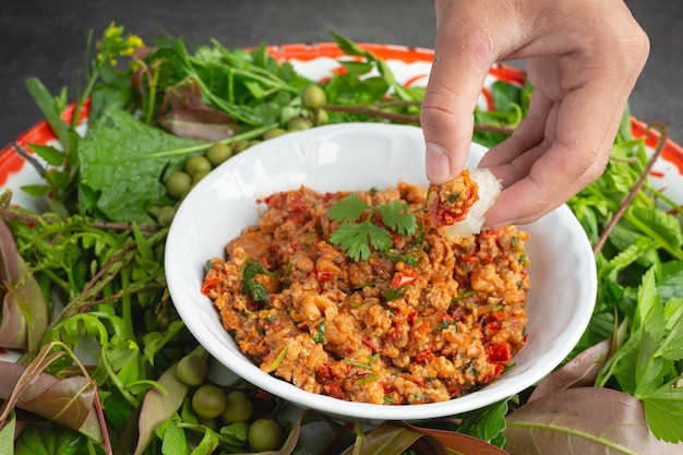 Cibo tailandese; Nam Prik Ong o maiale cotto con pomodoro