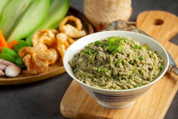 Cibo tailandese; pasta di peperoncino sgombro servita con sgombro fritto e riso appiccicoso