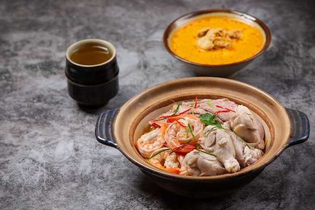 Cibo tailandese settentrionale (Khao Soi Ruam), zuppa di noodle piccante decorata con ingredienti.