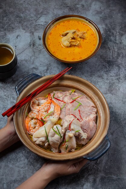 Cibo tailandese settentrionale (Khao Soi Ruam), zuppa di noodle piccante decorata con ingredienti.