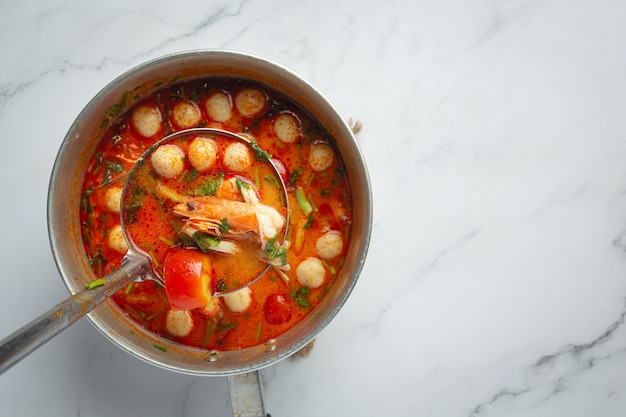 Cibo tailandese; Tom Yum Seafood o zuppa piccante di frutti di mare