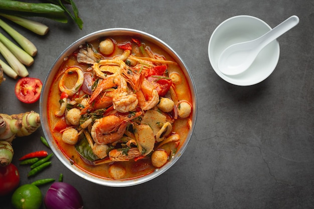 Cibo tailandese; Tom Yum Seafood o zuppa piccante di frutti di mare