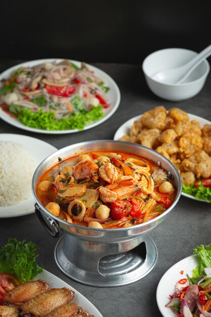 Cibo tailandese; Tom Yum Seafood o zuppa piccante di frutti di mare