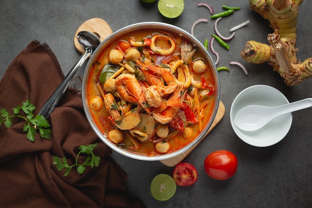 Cibo tailandese; Tom Yum Seafood o zuppa piccante di frutti di mare