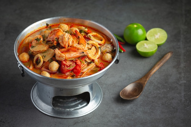 Cibo tailandese; Tom Yum Seafood o zuppa piccante di frutti di mare