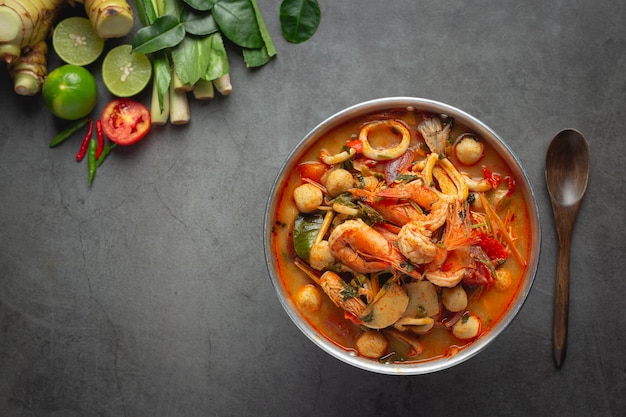 Cibo tailandese; Tom Yum Seafood o zuppa piccante di frutti di mare