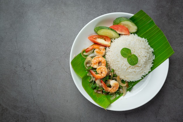 Cibo thailandese; Gamberi e calamari fritti cucinati con fagioli lunghi e riso.