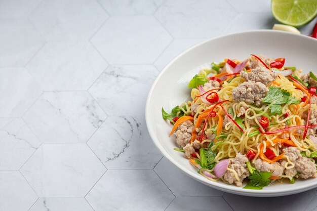 Cibo thailandese. insalata piccante di tagliatelle con carne di maiale macinata