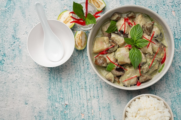 Cibo thailandese. maiale al curry al cocco verde con melanzane