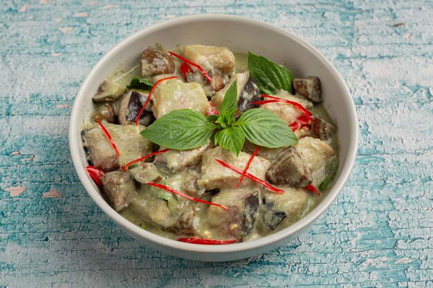 Cibo thailandese. maiale al curry al cocco verde con melanzane