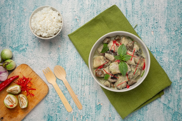 Cibo thailandese. maiale al curry al cocco verde con melanzane