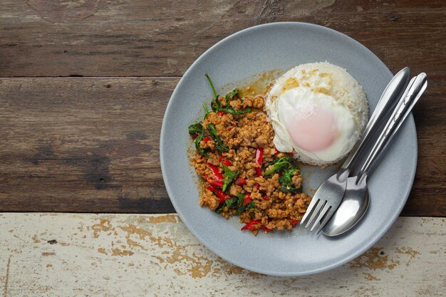 Cibo thailandese; Maiale tritato al basilico con riso e uovo fritto