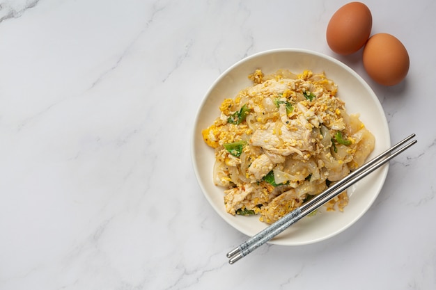 Cibo thailandese. Tagliatella fritta con carne di maiale in salsa di soia e verdura