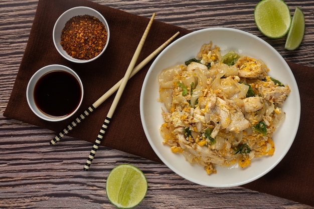 Cibo thailandese. Tagliatella fritta con carne di maiale in salsa di soia e verdura