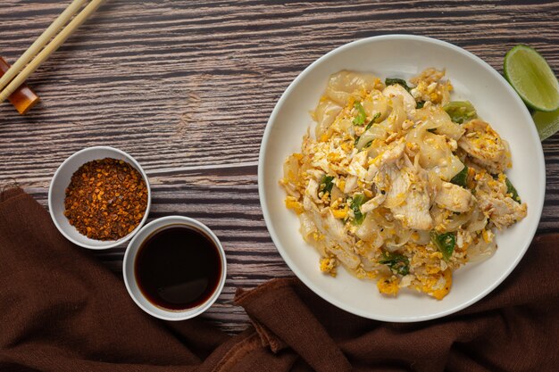 Cibo thailandese. Tagliatella fritta con carne di maiale in salsa di soia e verdura