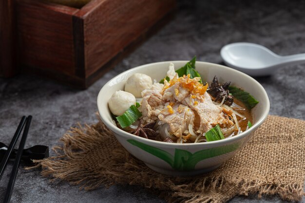 Cibo thailandese. Tagliatelle con carne di maiale, polpette e verdure