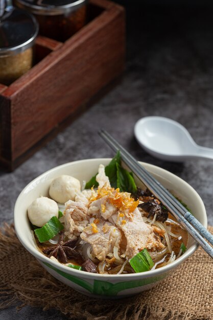 Cibo thailandese. Tagliatelle con carne di maiale, polpette e verdure