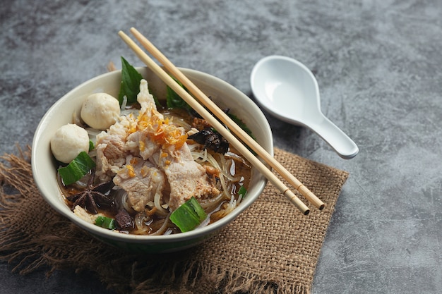 Cibo thailandese. Tagliatelle con carne di maiale, polpette e verdure