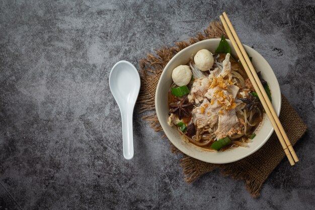 Cibo thailandese. Tagliatelle con carne di maiale, polpette e verdure