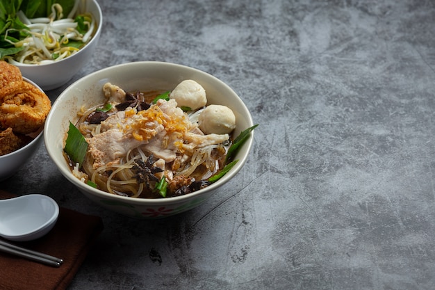 Cibo thailandese. Tagliatelle con carne di maiale, polpette e verdure