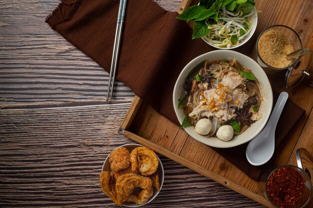 Cibo thailandese. Tagliatelle con carne di maiale, polpette e verdure