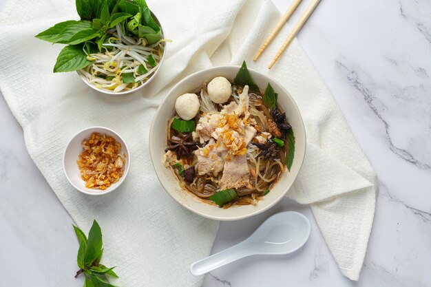 Cibo thailandese. Tagliatelle con carne di maiale, polpette e verdure