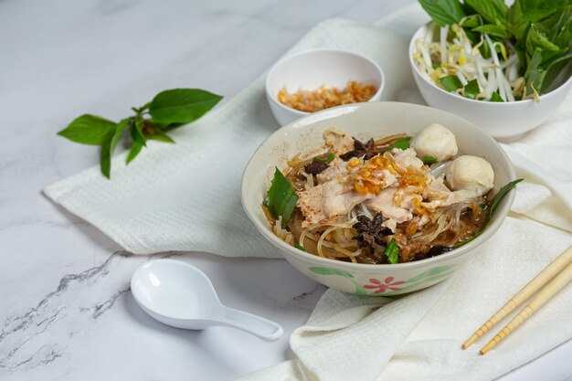 Cibo thailandese. Tagliatelle con carne di maiale, polpette e verdure