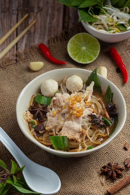 Cibo thailandese. Tagliatelle con carne di maiale, polpette e verdure