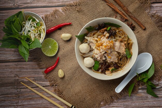 Cibo thailandese. Tagliatelle con carne di maiale, polpette e verdure