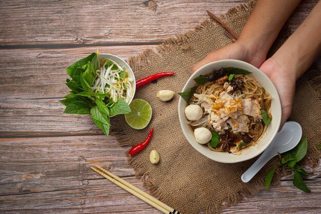 Cibo thailandese. Tagliatelle con carne di maiale, polpette e verdure