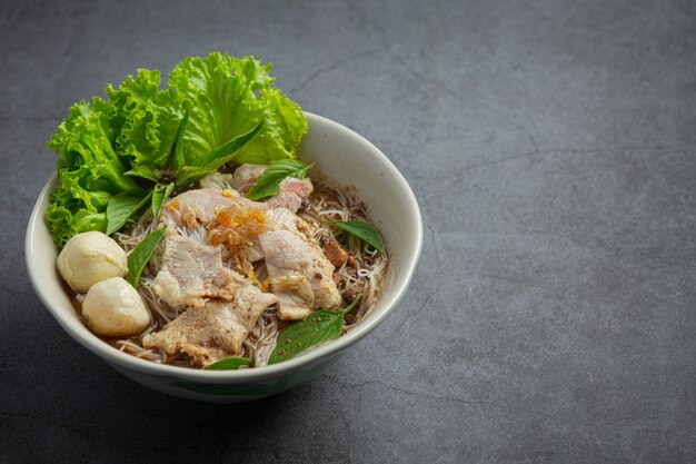 Cibo thailandese. Tagliatelle con carne di maiale, polpette e verdure